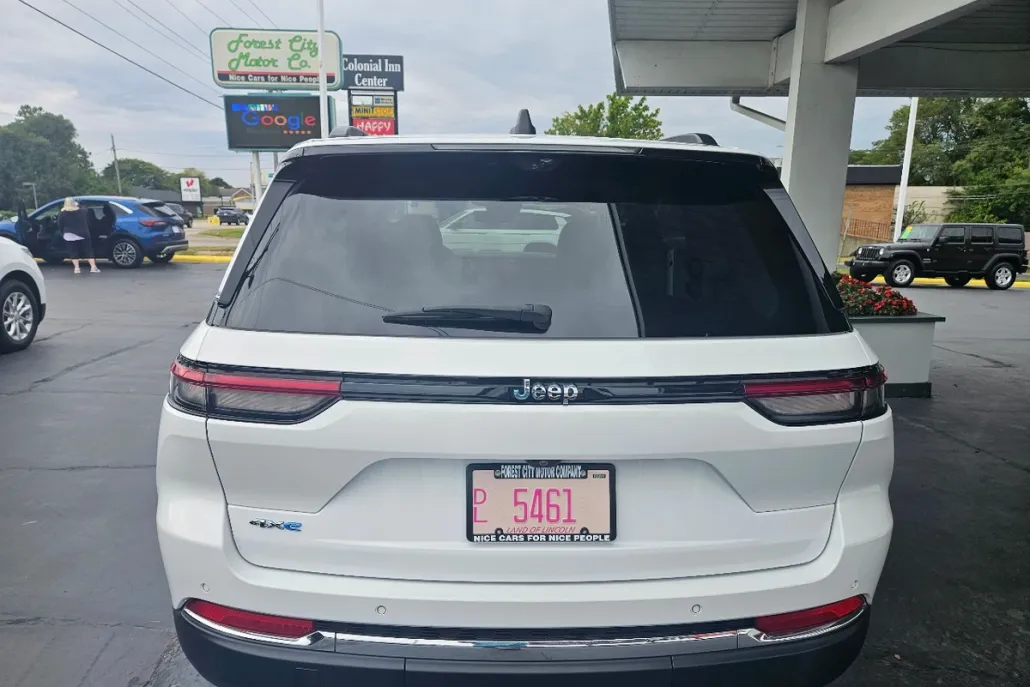2023 Jeep Cherokee 4xe photo 1