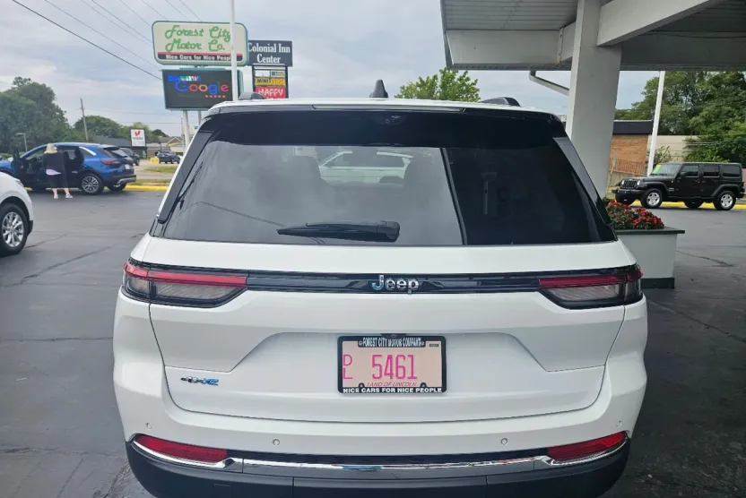 2023 Jeep Cherokee 4xe photo 1
