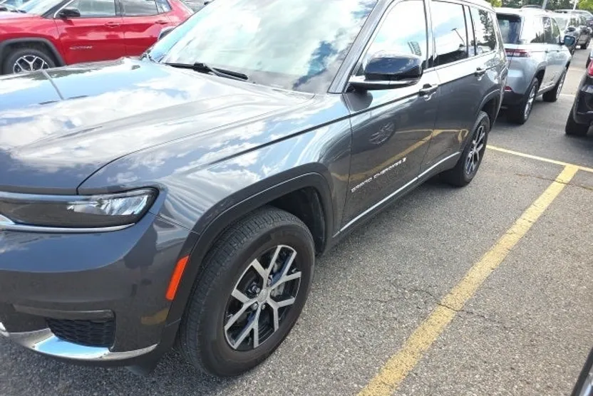 2023 Jeep Grand Cherokee Limited photo 1