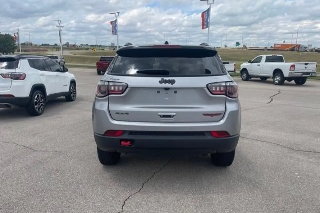 2023 Jeep Compass Trailhawk photo 1