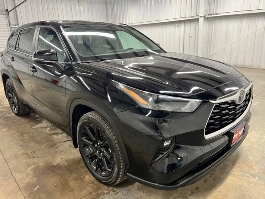 2023 Toyota Highlander LE photo 1
