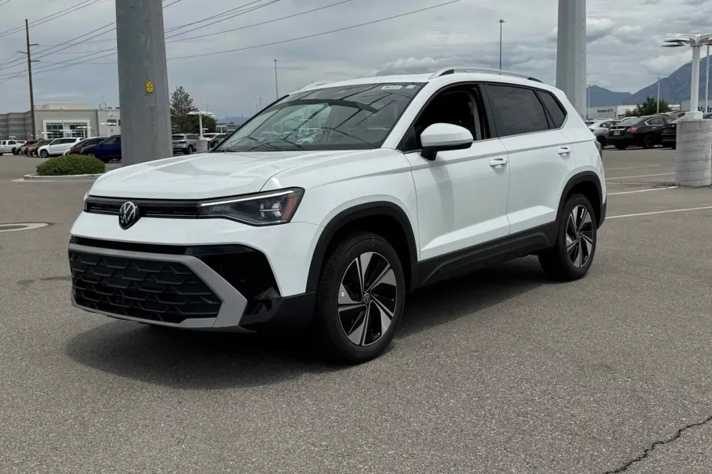 2025 Volkswagen Taos SE photo 1
