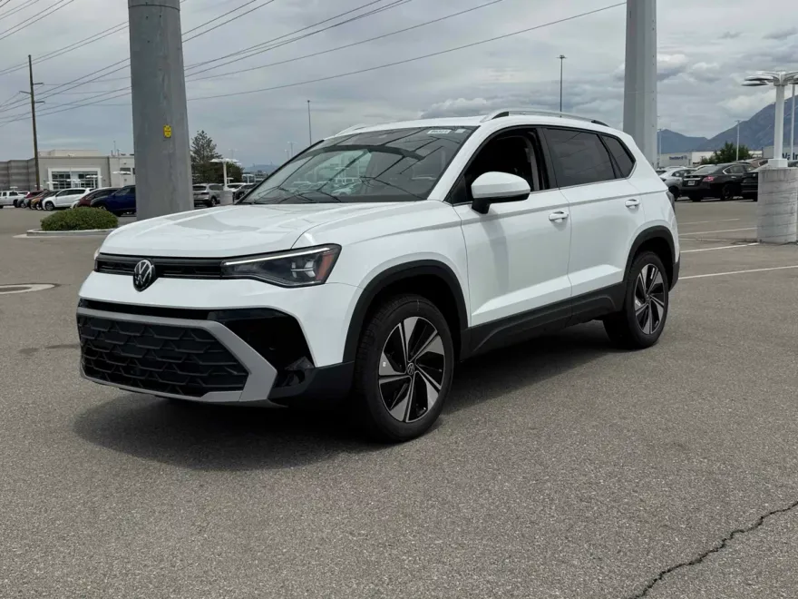 2025 Volkswagen Taos SE photo 1