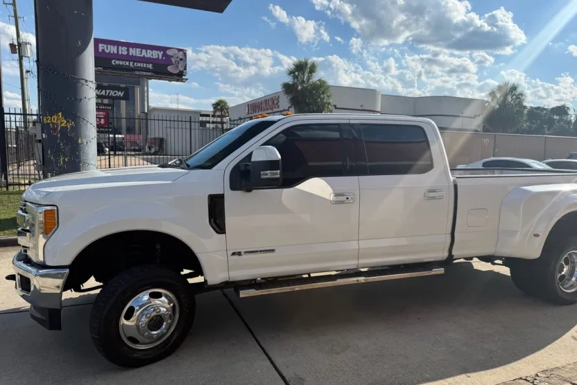 2019 Ford F-350 Lariat photo 1