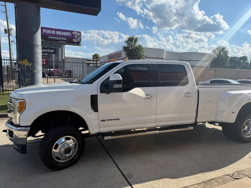 2019 Ford F-350 Lariat photo 1