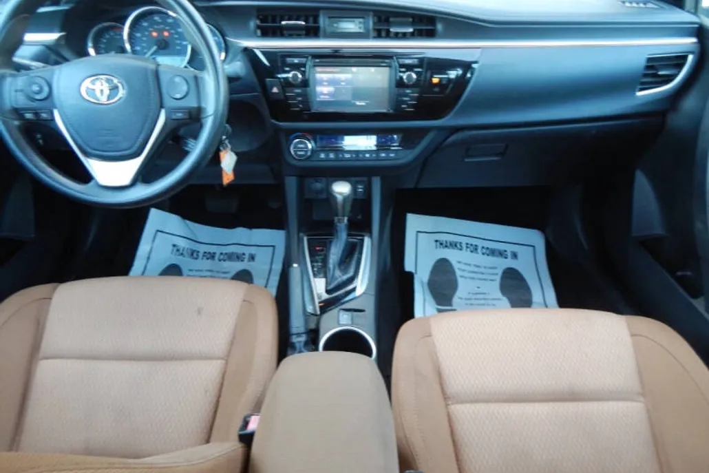 2015 Toyota Corolla LE photo 1