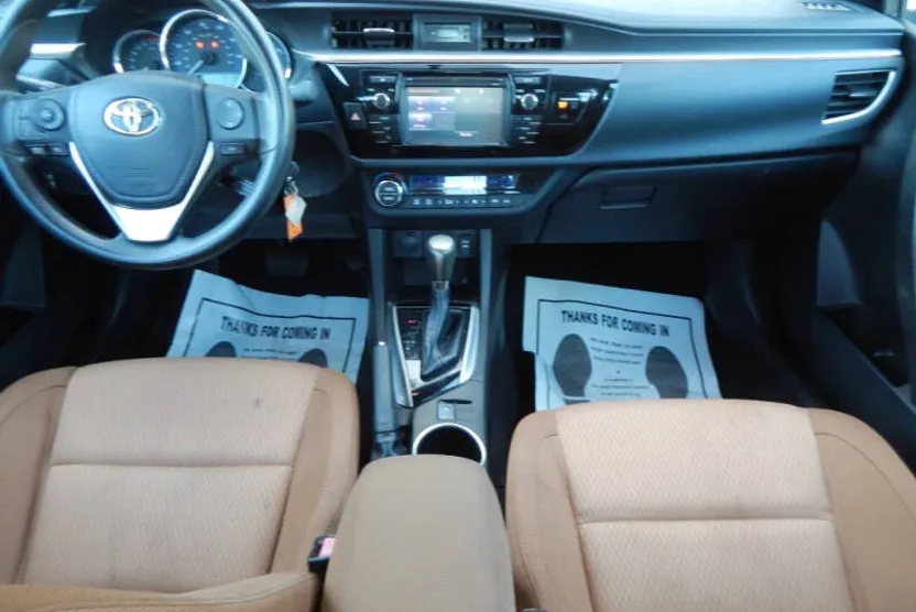 2015 Toyota Corolla LE photo 1