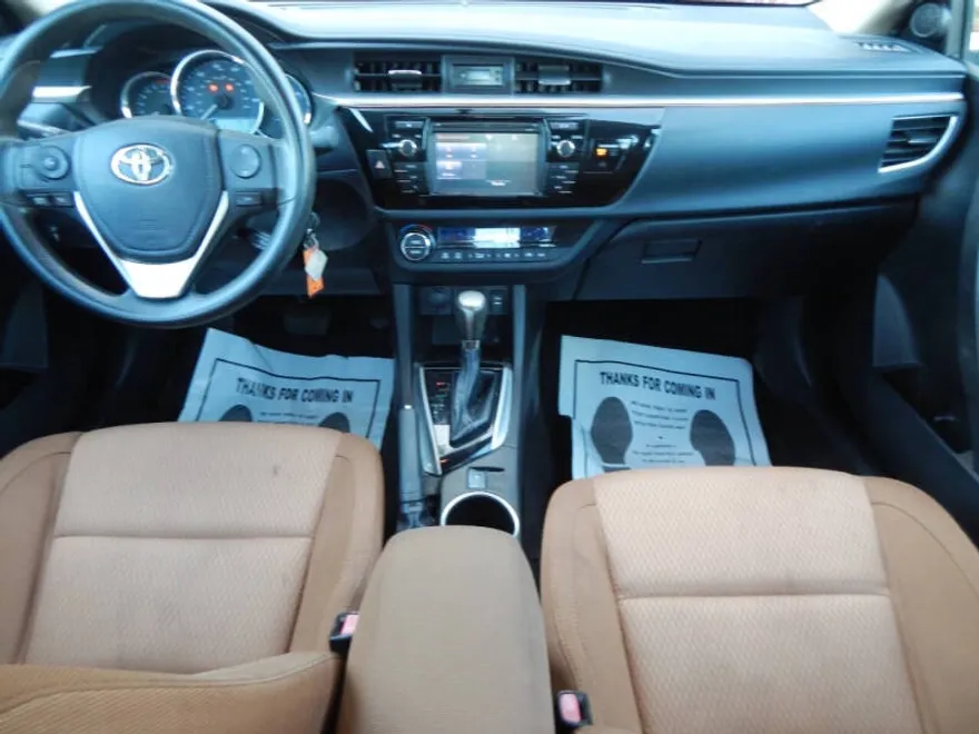 2015 Toyota Corolla LE photo 1