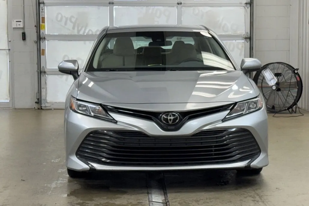 2018 Toyota Camry LE photo 1
