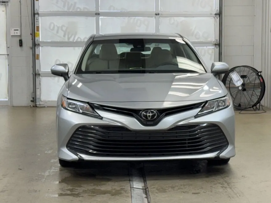 2018 Toyota Camry LE photo 1