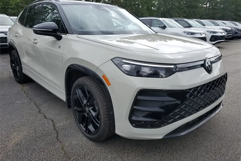 2025 Volkswagen Tiguan SE R-Line Black photo 1