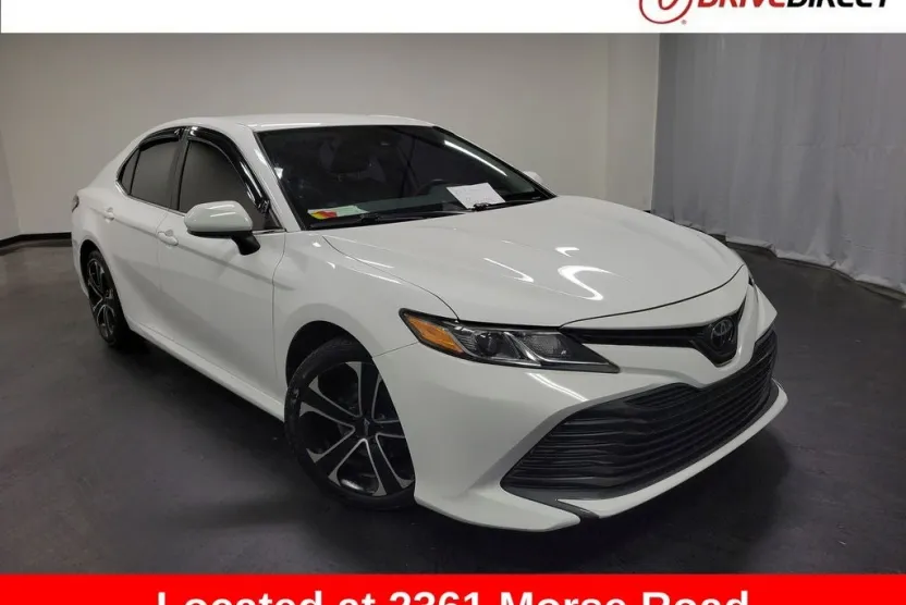 2019 Toyota Camry LE photo 1
