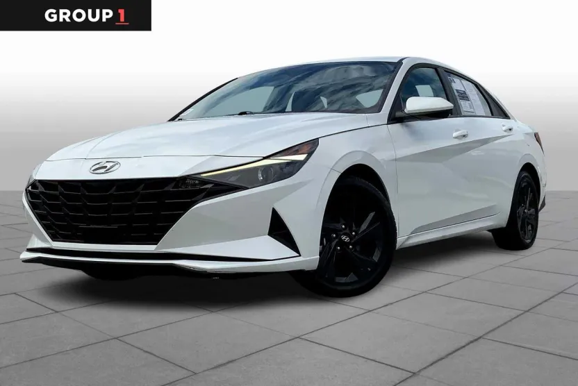 2022 Hyundai Elantra SEL Convenience photo 1