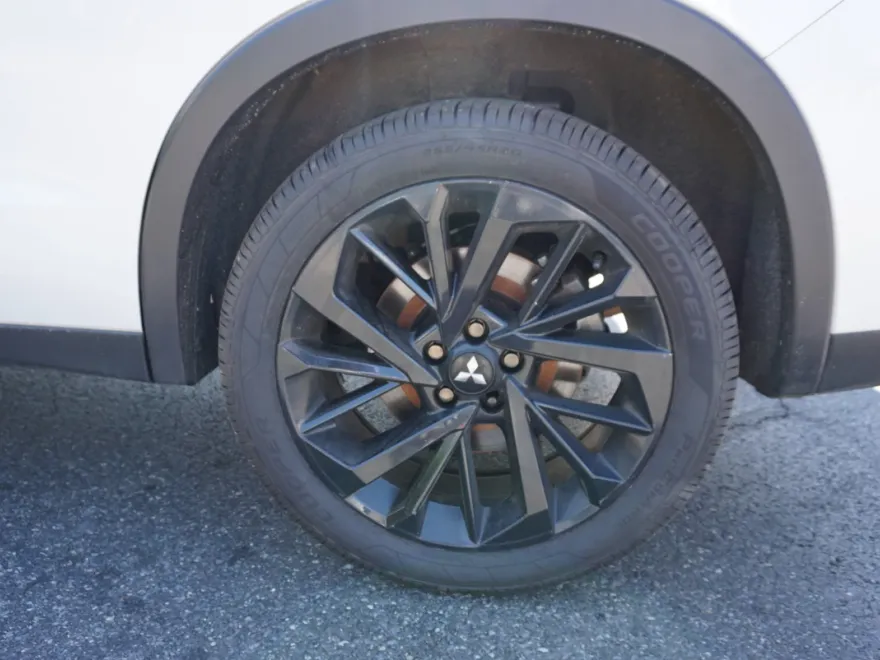 2024 Mitsubishi Outlander SE Black Edition photo 1