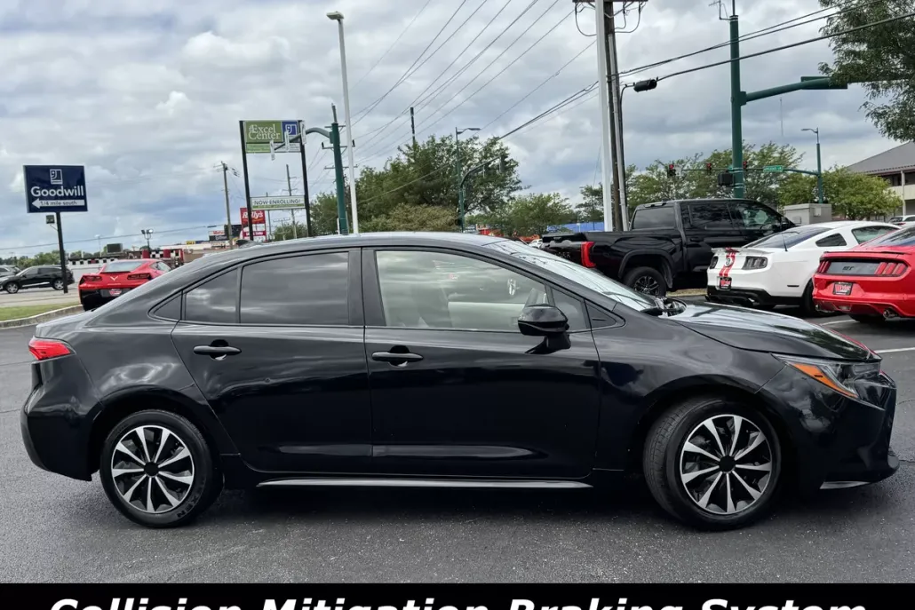 2021 Toyota Corolla LE photo 1