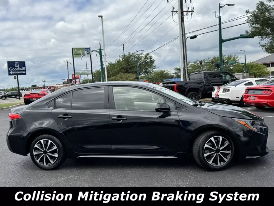 2021 Toyota Corolla LE photo 1