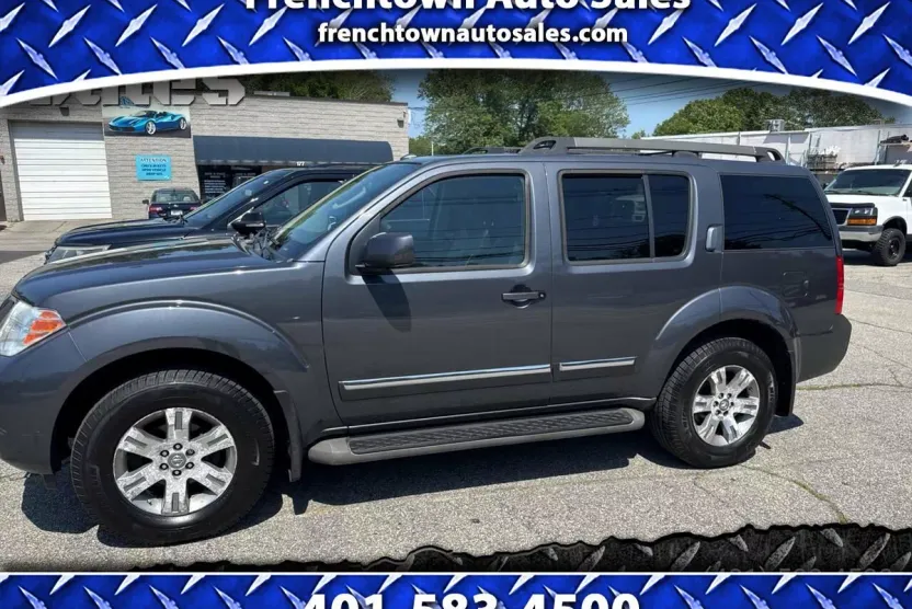 2012 Nissan Pathfinder LE photo 1