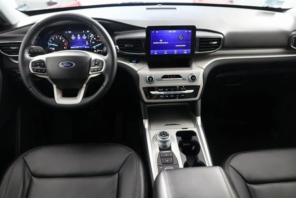 2023 Ford Explorer XLT photo 1
