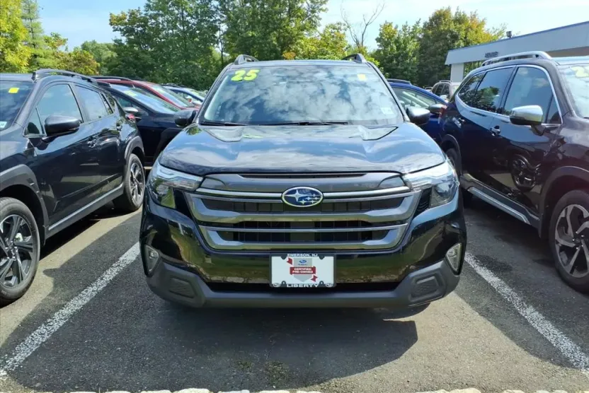 2025 Subaru Forester Premium photo 1