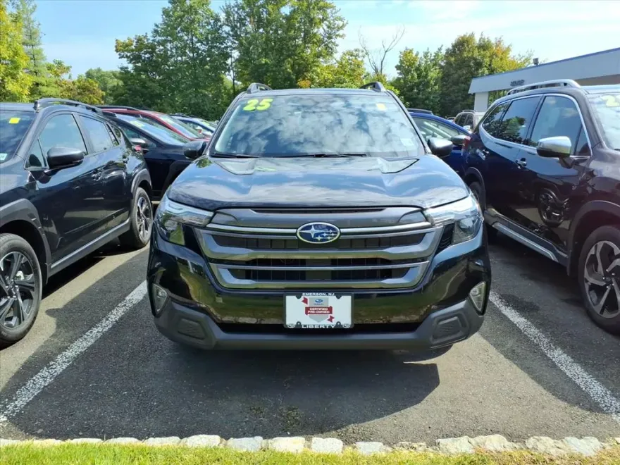 2025 Subaru Forester Premium photo 1