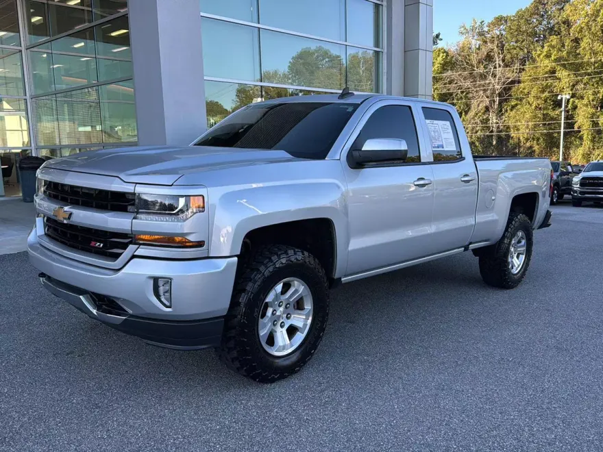 2017 Chevrolet Silverado 1500 LT photo 1