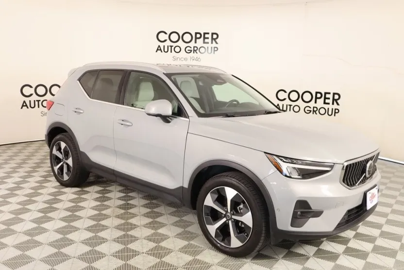 2024 Volvo XC40 Plus photo 1
