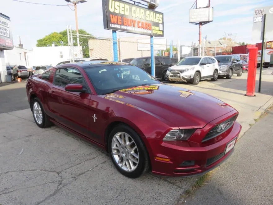 2014 Ford Mustang V6 Premium photo 1