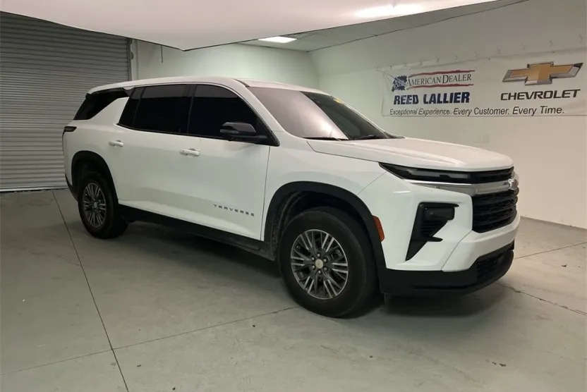 2024 Chevrolet Traverse LS photo 1