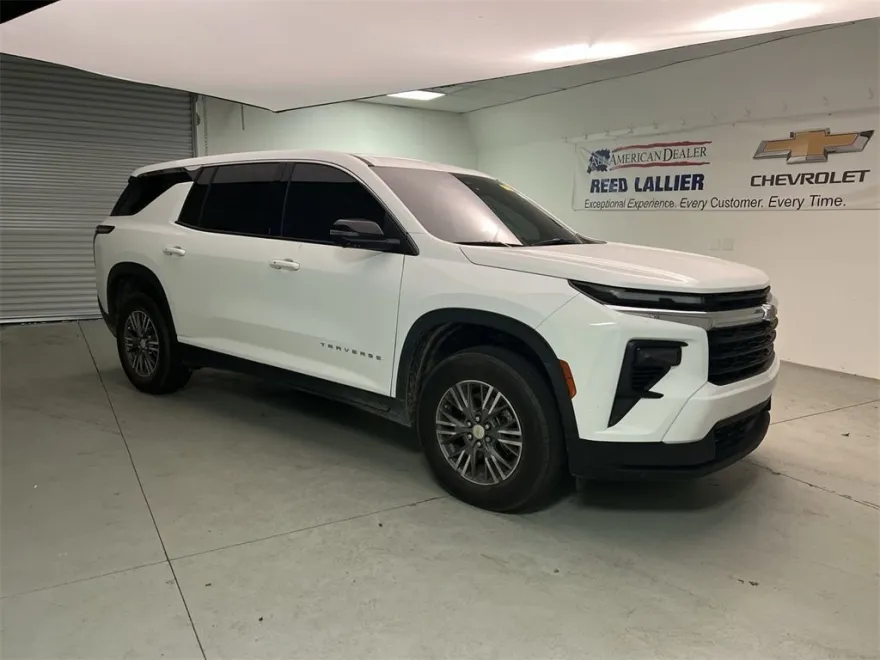 2024 Chevrolet Traverse LS photo 1