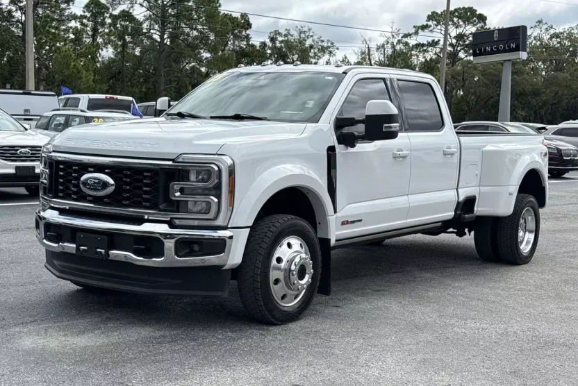 2023 Ford F-450 Lariat photo 1