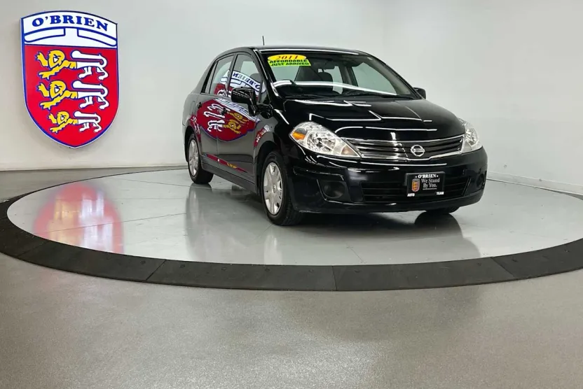 2011 Nissan Versa 1.8 S photo 1