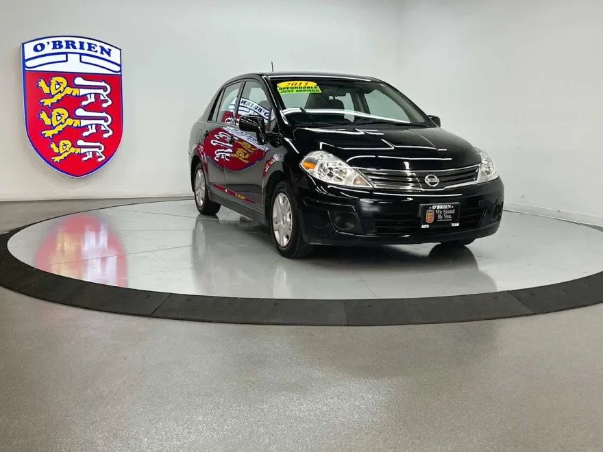 2011 Nissan Versa 1.8 S photo 1
