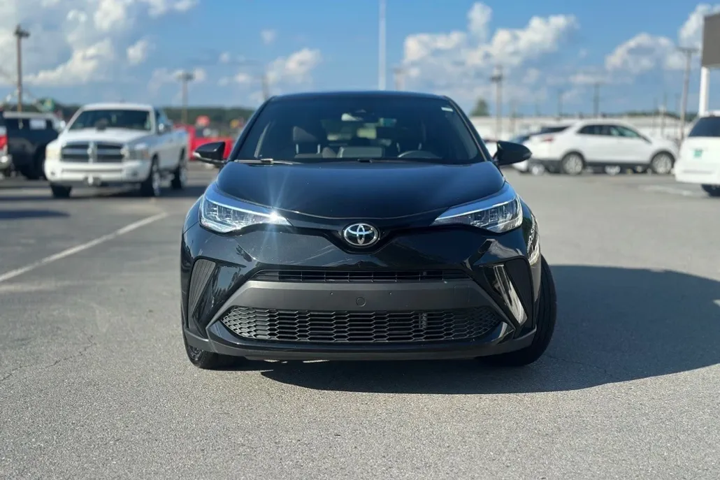 2022 Toyota C-HR XLE photo 1
