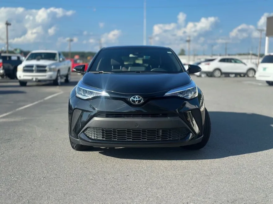 2022 Toyota C-HR XLE photo 1
