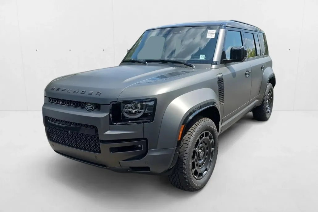 2025 Land Rover Defender 110 photo 1