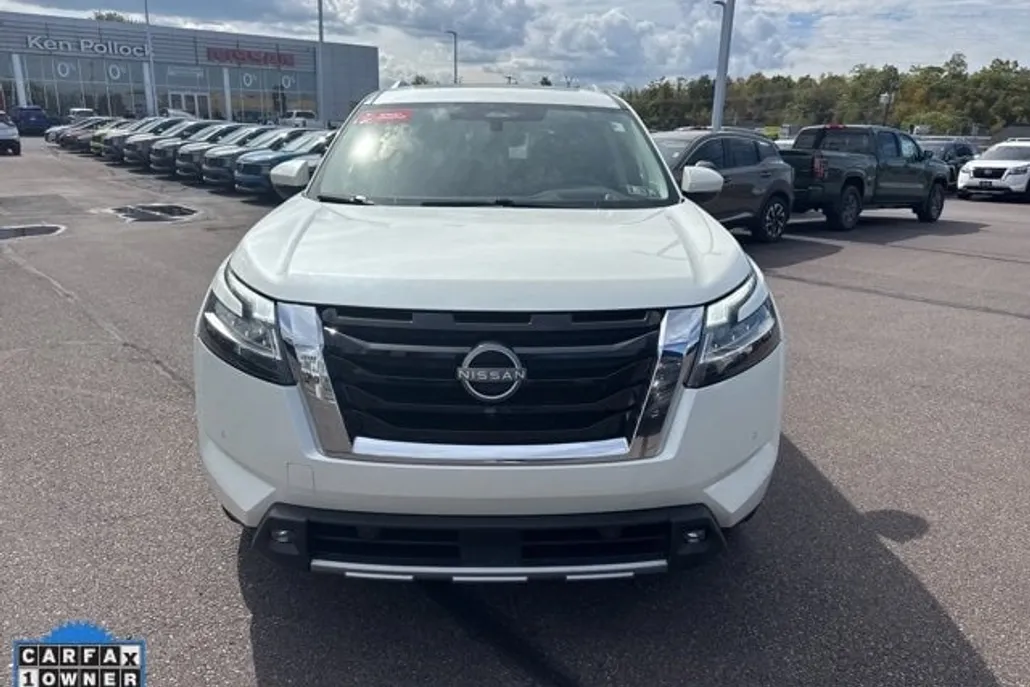 2022 Nissan Pathfinder Platinum photo 1