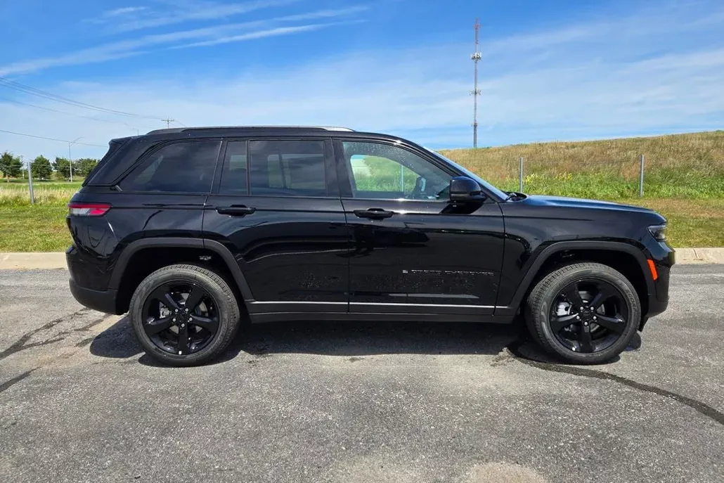 2025 Jeep Grand Cherokee Limited photo 1