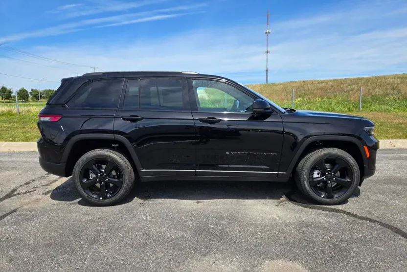 2025 Jeep Grand Cherokee Limited photo 1
