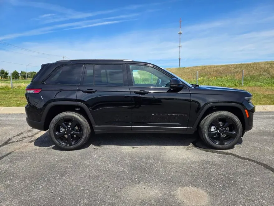 2025 Jeep Grand Cherokee Limited photo 1