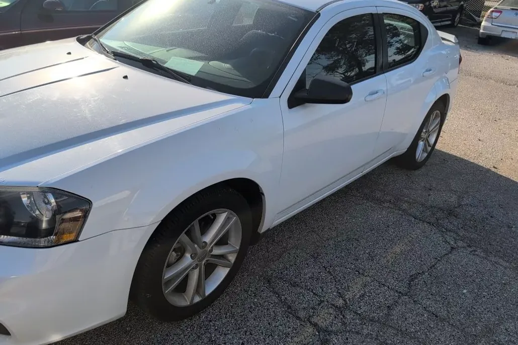 2014 Dodge Avenger SE photo 1