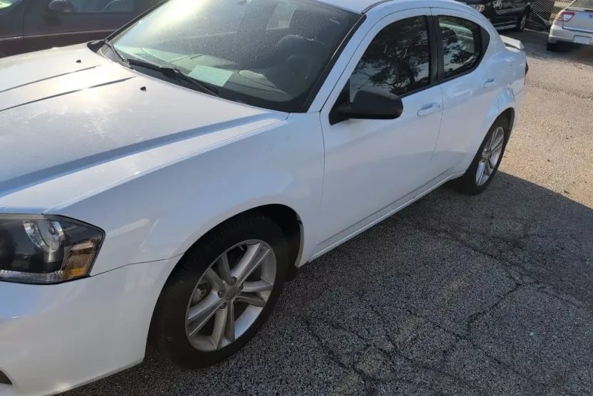2014 Dodge Avenger SE photo 1