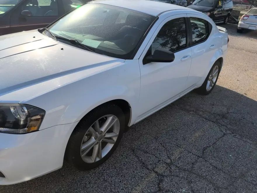 2014 Dodge Avenger SE photo 1