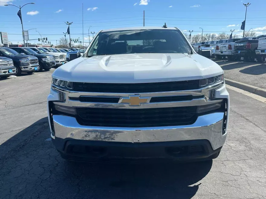 2020 Chevrolet Silverado 1500 LT photo 2