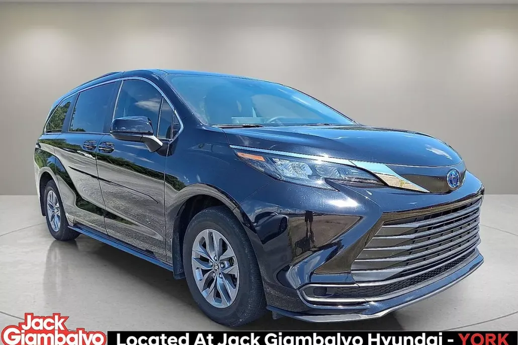 2024 Toyota Sienna LE photo 1