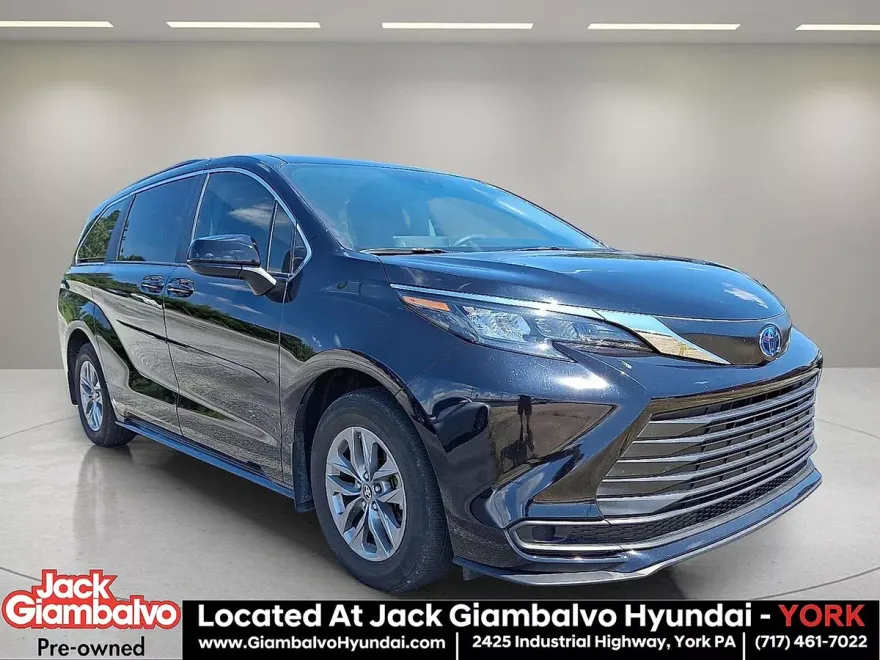 2024 Toyota Sienna LE photo 1