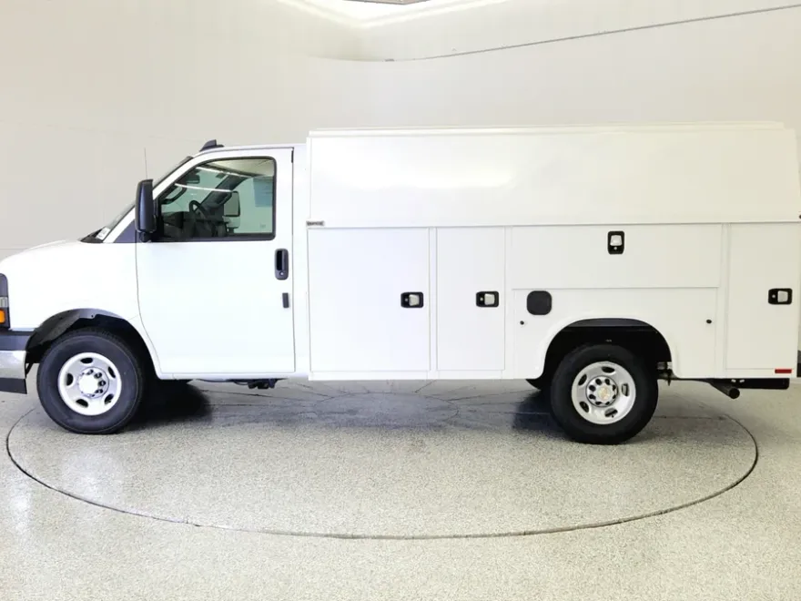 2025 Chevrolet Express Cutaway Work Van photo 1