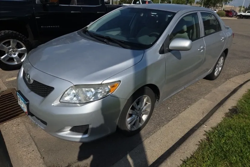 2009 Toyota Corolla LE photo 1