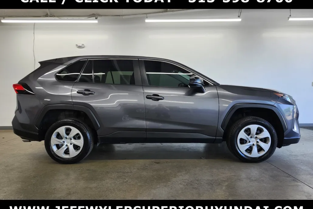 2022 Toyota RAV4 LE photo 1