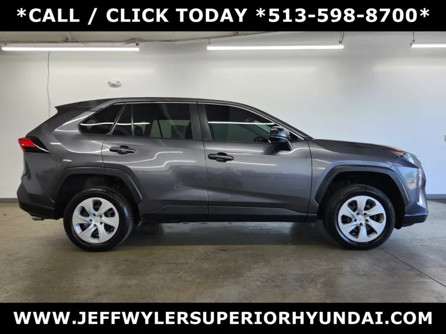 2022 Toyota RAV4 LE photo 1