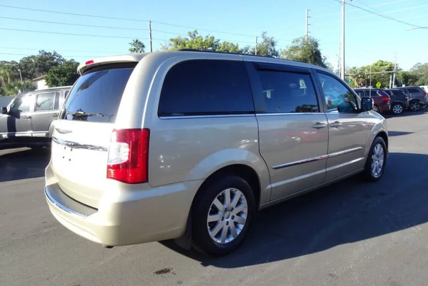 2011 Chrysler Town & Country photo 1